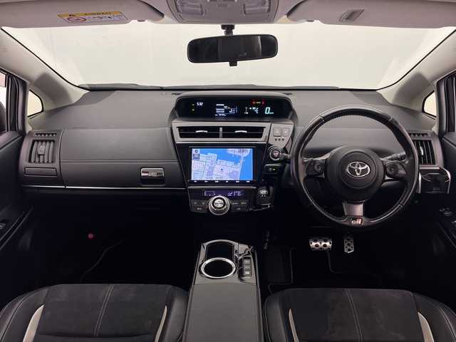 トヨタ プリウス α S ツーリングセレ GRスポーツ 宮崎県 2018(平30)年 7.1万km アティチュードブラックマイカ 禁煙車/純正9型ナビTV/（NSZT-Y68T/CD/DVD/Bluetooth/フルセグTV)/純正バックカメラ/純正LEDオートライト/純正LEDフォグ/純正18インチアルミ/純正エアロ/純正ルーフエンドスポイラー/純正フロアマット/ウインカードアミラー/ピアノブラックパネル/GRハーフレザーシート/本革巻ハンドル/スマートキー/プッシュエンジンスタート/新車時保証書/取扱い説明書