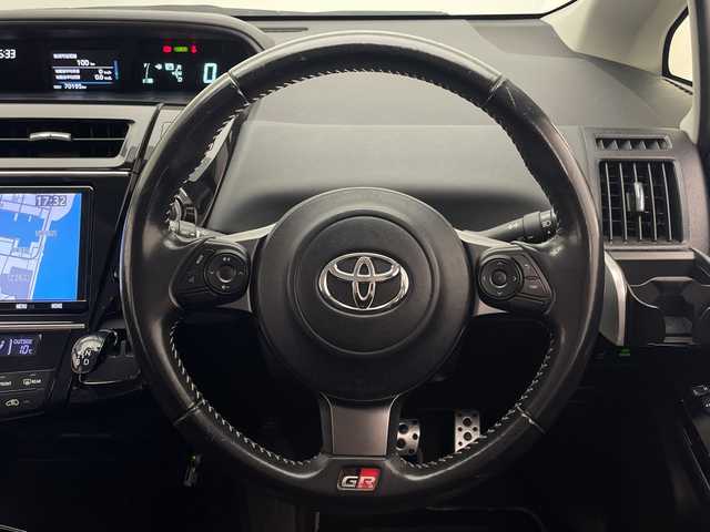 トヨタ プリウス α S ツーリングセレ GRスポーツ 宮崎県 2018(平30)年 7.1万km アティチュードブラックマイカ 禁煙車/純正9型ナビTV/（NSZT-Y68T/CD/DVD/Bluetooth/フルセグTV)/純正バックカメラ/純正LEDオートライト/純正LEDフォグ/純正18インチアルミ/純正エアロ/純正ルーフエンドスポイラー/純正フロアマット/ウインカードアミラー/ピアノブラックパネル/GRハーフレザーシート/本革巻ハンドル/スマートキー/プッシュエンジンスタート/新車時保証書/取扱い説明書