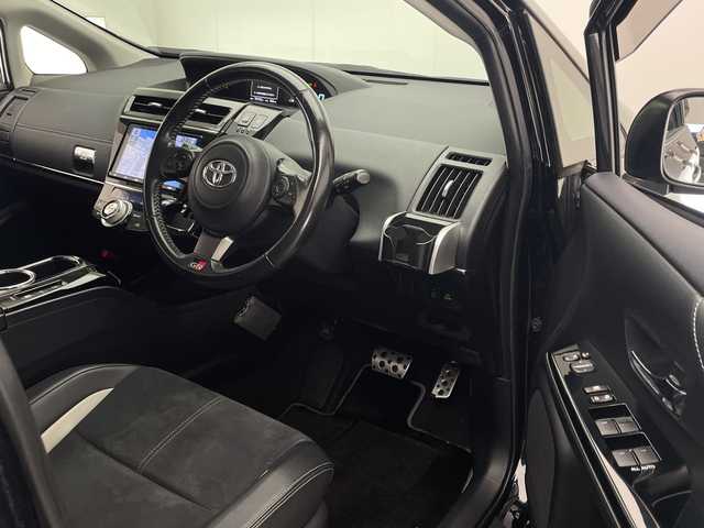 トヨタ プリウス α S ツーリングセレ GRスポーツ 宮崎県 2018(平30)年 7.1万km アティチュードブラックマイカ 禁煙車/純正9型ナビTV/（NSZT-Y68T/CD/DVD/Bluetooth/フルセグTV)/純正バックカメラ/純正LEDオートライト/純正LEDフォグ/純正18インチアルミ/純正エアロ/純正ルーフエンドスポイラー/純正フロアマット/ウインカードアミラー/ピアノブラックパネル/GRハーフレザーシート/本革巻ハンドル/スマートキー/プッシュエンジンスタート/新車時保証書/取扱い説明書