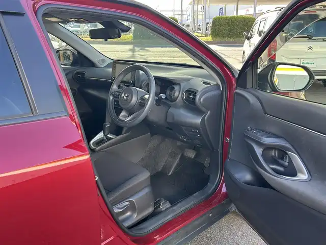 トヨタ ヤリスクロス G 宮城県 2020(令2)年 4.6万km ブラックマイカ/センシュアルレッドマイカ ・ワンオーナー/・純正ナビ/（Bluetooth/ミラキャスト/スマートデバイスリンク）/・全方位カメラ/・レーダークルーズコントロール/・レーンキープアシスト/・後方警戒システム/・衝突軽減装置/・前後コーナーセンサー/・電動パーキングブレーキ/・ブレーキホールド/・革ステアリング/・ステアリングスイッチ/・MTモード/・電動格納ウィンカーミラー/・ETC/・ISOFIX/・LEDライト/・オートライト/・オートハイビーム/・リアプライバシーガラス/・バイザー/・フロアマット/・W＋サイドエアバッグ/ABS/・純正16インチアルミホイール/・スマートキー/・プッシュスタート/・取扱説明書/・保証書