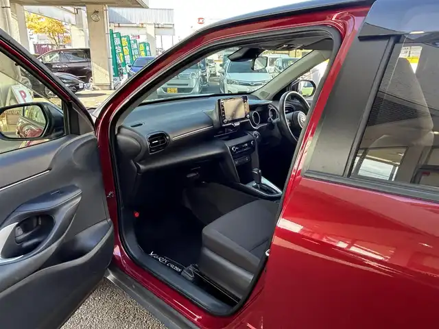 トヨタ ヤリスクロス G 宮城県 2020(令2)年 4.6万km ブラックマイカ/センシュアルレッドマイカ ・ワンオーナー/・純正ナビ/（Bluetooth/ミラキャスト/スマートデバイスリンク）/・全方位カメラ/・レーダークルーズコントロール/・レーンキープアシスト/・後方警戒システム/・衝突軽減装置/・前後コーナーセンサー/・電動パーキングブレーキ/・ブレーキホールド/・革ステアリング/・ステアリングスイッチ/・MTモード/・電動格納ウィンカーミラー/・ETC/・ISOFIX/・LEDライト/・オートライト/・オートハイビーム/・リアプライバシーガラス/・バイザー/・フロアマット/・W＋サイドエアバッグ/ABS/・純正16インチアルミホイール/・スマートキー/・プッシュスタート/・取扱説明書/・保証書