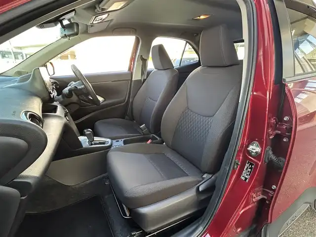 トヨタ ヤリスクロス G 宮城県 2020(令2)年 4.6万km ブラックマイカ/センシュアルレッドマイカ ・ワンオーナー/・純正ナビ/（Bluetooth/ミラキャスト/スマートデバイスリンク）/・全方位カメラ/・レーダークルーズコントロール/・レーンキープアシスト/・後方警戒システム/・衝突軽減装置/・前後コーナーセンサー/・電動パーキングブレーキ/・ブレーキホールド/・革ステアリング/・ステアリングスイッチ/・MTモード/・電動格納ウィンカーミラー/・ETC/・ISOFIX/・LEDライト/・オートライト/・オートハイビーム/・リアプライバシーガラス/・バイザー/・フロアマット/・W＋サイドエアバッグ/ABS/・純正16インチアルミホイール/・スマートキー/・プッシュスタート/・取扱説明書/・保証書