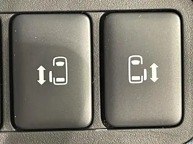 三菱 デリカＤ：５ ジャスパー 愛知県 2023(令5)年 1.8万km ブラックダイヤモンド/グラファイトグレーメタリック マルチビューモニター　/ＡＣ１００Ｖ　/JASPERコンプリートパッケージ/マットフラップ/エンジンフードエンブレム/電動バックドア　/両側パワースライドドア　/レーダークルーズコントロール/衝突軽減ブレーキ　/シートヒーター　/ステアリングヒーター　/レーンキープアシスト　/ブラインドスポットモニター/パドルシフト　/パワーシート　/ＬＥＤヘッドライト/LEDフォグランプ/アイドリングストップ/純正フロアマット　/ラゲッジガード/プッシュスタート/　　-スマートキー