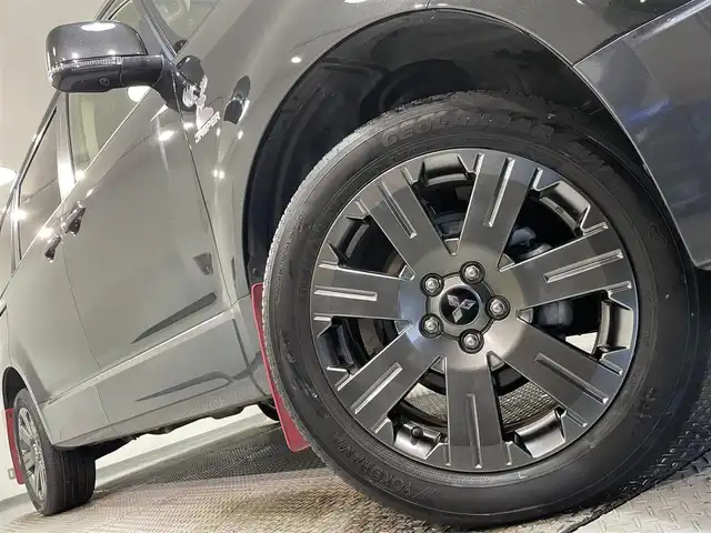 三菱 デリカＤ：５ ジャスパー 愛知県 2023(令5)年 1.8万km ブラックダイヤモンド/グラファイトグレーメタリック マルチビューモニター　/ＡＣ１００Ｖ　/JASPERコンプリートパッケージ/マットフラップ/エンジンフードエンブレム/電動バックドア　/両側パワースライドドア　/レーダークルーズコントロール/衝突軽減ブレーキ　/シートヒーター　/ステアリングヒーター　/レーンキープアシスト　/ブラインドスポットモニター/パドルシフト　/パワーシート　/ＬＥＤヘッドライト/LEDフォグランプ/アイドリングストップ/純正フロアマット　/ラゲッジガード/プッシュスタート/　　-スマートキー