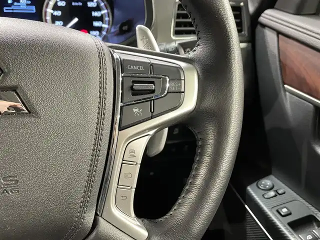 三菱 デリカＤ：５ ジャスパー 愛知県 2023(令5)年 1.8万km ブラックダイヤモンド/グラファイトグレーメタリック マルチビューモニター　/ＡＣ１００Ｖ　/JASPERコンプリートパッケージ/マットフラップ/エンジンフードエンブレム/電動バックドア　/両側パワースライドドア　/レーダークルーズコントロール/衝突軽減ブレーキ　/シートヒーター　/ステアリングヒーター　/レーンキープアシスト　/ブラインドスポットモニター/パドルシフト　/パワーシート　/ＬＥＤヘッドライト/LEDフォグランプ/アイドリングストップ/純正フロアマット　/ラゲッジガード/プッシュスタート/　　-スマートキー