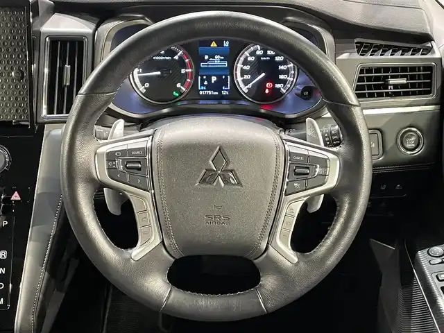 三菱 デリカＤ：５ ジャスパー 愛知県 2023(令5)年 1.8万km ブラックダイヤモンド/グラファイトグレーメタリック マルチビューモニター　/ＡＣ１００Ｖ　/JASPERコンプリートパッケージ/マットフラップ/エンジンフードエンブレム/電動バックドア　/両側パワースライドドア　/レーダークルーズコントロール/衝突軽減ブレーキ　/シートヒーター　/ステアリングヒーター　/レーンキープアシスト　/ブラインドスポットモニター/パドルシフト　/パワーシート　/ＬＥＤヘッドライト/LEDフォグランプ/アイドリングストップ/純正フロアマット　/ラゲッジガード/プッシュスタート/　　-スマートキー