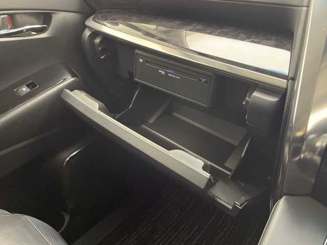 トヨタ アルファード S Cパッケージ 宮崎県 2020(令2)年 3.2万km ホワイトパールクリスタルシャイン 禁煙車/トヨタセーフティセンス/純正ディスプレイオーディオナビTV/（T-connect/CD/DVD/Bluetooth/フルセグTV)/純正リアフリップダウンモニター/バックカメラ/フロントTRDエアロ/純正ビルトインETC/純正LEDオートライト/純正LEDフォグ/純正18インチアルミ/純正フロアマット/純正ドライブレコーダー/両側電動スライドドア/サンルーフ/黒本革シート/運転席2メモリシート/アダプティブクルーズコントロール/プリクラッシュセーフティ/レーンディパーチャーアラート/オートマチックハイビーム/電子パーキング/オートホールド/サンルーフ/エグゼクティブパワーシート/前席パワーシート/エアシート/ウッドコンビ本革巻ハンドル/オート電動格納ミラー/ステアリングヒーター/スマートキー/プッシュエンジンスタート