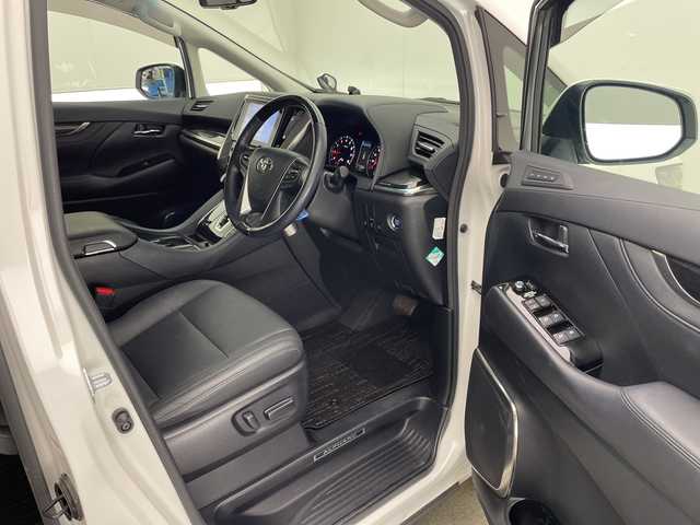 トヨタ アルファード S Cパッケージ 宮崎県 2020(令2)年 3.2万km ホワイトパールクリスタルシャイン 禁煙車/トヨタセーフティセンス/純正ディスプレイオーディオナビTV/（T-connect/CD/DVD/Bluetooth/フルセグTV)/純正リアフリップダウンモニター/バックカメラ/フロントTRDエアロ/純正ビルトインETC/純正LEDオートライト/純正LEDフォグ/純正18インチアルミ/純正フロアマット/純正ドライブレコーダー/両側電動スライドドア/サンルーフ/黒本革シート/運転席2メモリシート/アダプティブクルーズコントロール/プリクラッシュセーフティ/レーンディパーチャーアラート/オートマチックハイビーム/電子パーキング/オートホールド/サンルーフ/エグゼクティブパワーシート/前席パワーシート/エアシート/ウッドコンビ本革巻ハンドル/オート電動格納ミラー/ステアリングヒーター/スマートキー/プッシュエンジンスタート