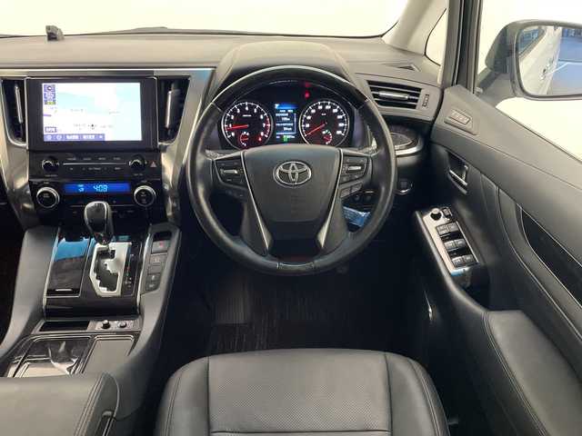 トヨタ アルファード S Cパッケージ 宮崎県 2020(令2)年 3.2万km ホワイトパールクリスタルシャイン 禁煙車/トヨタセーフティセンス/純正ディスプレイオーディオナビTV/（T-connect/CD/DVD/Bluetooth/フルセグTV)/純正リアフリップダウンモニター/バックカメラ/フロントTRDエアロ/純正ビルトインETC/純正LEDオートライト/純正LEDフォグ/純正18インチアルミ/純正フロアマット/純正ドライブレコーダー/両側電動スライドドア/サンルーフ/黒本革シート/運転席2メモリシート/アダプティブクルーズコントロール/プリクラッシュセーフティ/レーンディパーチャーアラート/オートマチックハイビーム/電子パーキング/オートホールド/サンルーフ/エグゼクティブパワーシート/前席パワーシート/エアシート/ウッドコンビ本革巻ハンドル/オート電動格納ミラー/ステアリングヒーター/スマートキー/プッシュエンジンスタート