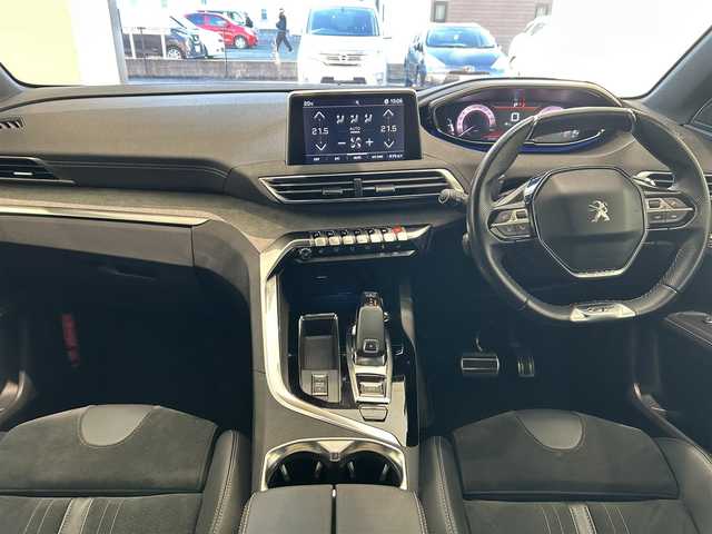 プジョー ３００８ GT ブルー HDi 熊本県 2021(令3)年 6.6万km ペルラネラブラック ・スマートキー/・プッシュスタート/・アクティブセーフティブレーキ/・トラフィックサインインフォメーション/・疲労検知/・アダプティブライト/・インテリジェントハイビーム/・パークセンサー/・ブラインドスポットモニター/・クルーズコントロール(追従式)/・ハーフレザーシート/・D席パワーシート/・前席シートヒーター/・純正ディスプレイオーディオ/　【Bluetooth・USB・AppleCarPlay・AndroidAuto】/・バックカメラ/・左サイドカメラ/・ETC/・ドライブレコーダー(前後録画)/・パワーバックドア/・LEDヘッドランプ/・LEDフォグランプ/・純正マット