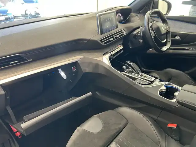 プジョー ３００８ GT ブルー HDi 熊本県 2021(令3)年 6.6万km ペルラネラブラック ・スマートキー/・プッシュスタート/・アクティブセーフティブレーキ/・トラフィックサインインフォメーション/・疲労検知/・アダプティブライト/・インテリジェントハイビーム/・パークセンサー/・ブラインドスポットモニター/・クルーズコントロール(追従式)/・ハーフレザーシート/・D席パワーシート/・前席シートヒーター/・純正ディスプレイオーディオ/　【Bluetooth・USB・AppleCarPlay・AndroidAuto】/・バックカメラ/・左サイドカメラ/・ETC/・ドライブレコーダー(前後録画)/・パワーバックドア/・LEDヘッドランプ/・LEDフォグランプ/・純正マット