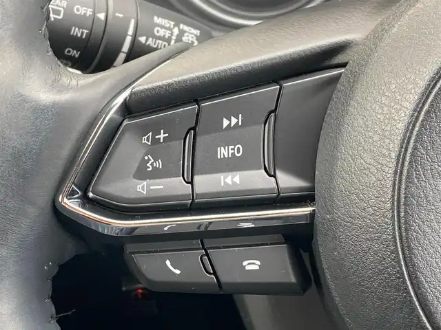 マツダ ＣＸ－５ XD Lパッケージ 岐阜県 2020(令2)年 4.4万km スノーフレイクホワイトパールマイカ 純正SDナビ/（フルセグTV/CD・DVDプレーヤー）OP/全周囲カメラ（OP）/前後クリアランスソナー（OP）/i-ACTIVSENSE/・アドバンストスマートシティブレーキサポート（前進時）/・スマートキシティブレーキサポート（後退時）/・レーダークルーズコントロール/・レーンキープアシストシステム/・車線逸脱警報システム/・ブラインドスポットモニターリング/・ドライバーアテンションアラート/・交通標識認識システム/ヘッドアップディスプレイ/黒本革シート/メモリ機能付パワーシート/全席シートヒーター/パワーバックドア/本革巻きステアリング/シフトノブ/ステアリングヒーター/MTモード付AT/パドルシフト/純正19インチAW/純正フロアマット/純正ETC/スマートキー×2