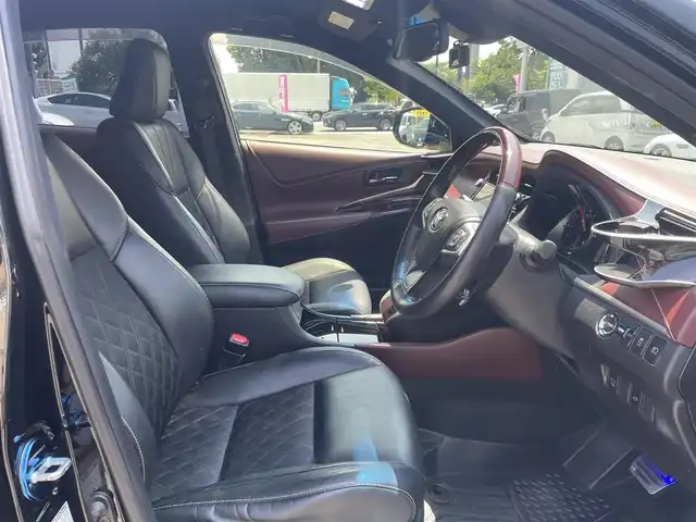 トヨタ ハリアー プレミアム アドバンスドP 千葉県 2015(平27)年 9.8万km ブラック Bluetooth/ハーフレザー/センターコンソール内に置くだけ充電器/ドライブレコーダー(CSD-790htg)/車内ライト(LED)/純正ナビ(AM/FM/CD/DVD/ブルーレイ/AUX/USB)/パワーバックドア/カーテシランプ/アランドビューモニター/運転席：パワーシート/電格ミラー/LTA/JBL/コーナーセンサー/スペアタイヤ