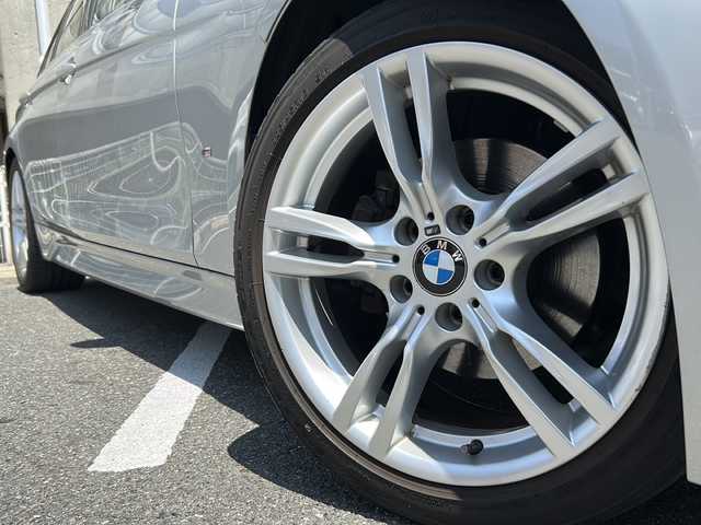 ＢＭＷ ３３０ｅ Mスポーツ アイパフォーマンス 愛知県 2018(平30)年 3.5万km グレイシャーシルバー 純正ナビ/リアビューカメラ/アクティブクルーズコントロール/パークディスタンスコントロール/レーンディパーチャーウォーニング/運転席メモリ機能付き/前席パワーシート/前席シートヒーター/パドルシフト/パークトロニック/ダイナミックスタビリティコントロール/LEDヘッドライト/ビルトインETC/オートライト/フォグライト/スマートキー/プッシュスタート/ISOFIX/追突警告/充電ケーブル有/純正フロアマット/保証書/取扱説明書/スペアキー