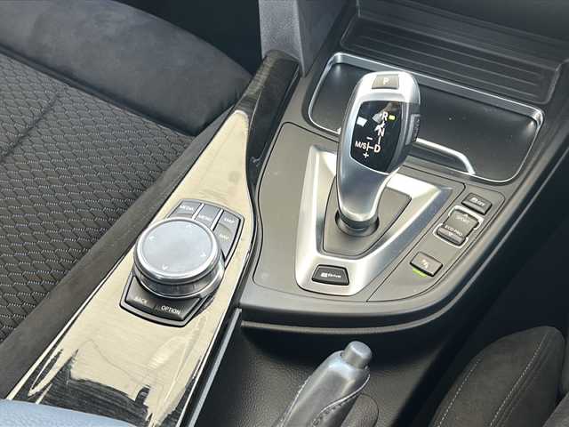 ＢＭＷ ３３０ｅ Mスポーツ アイパフォーマンス 愛知県 2018(平30)年 3.5万km グレイシャーシルバー 純正ナビ/リアビューカメラ/アクティブクルーズコントロール/パークディスタンスコントロール/レーンディパーチャーウォーニング/運転席メモリ機能付き/前席パワーシート/前席シートヒーター/パドルシフト/パークトロニック/ダイナミックスタビリティコントロール/LEDヘッドライト/ビルトインETC/オートライト/フォグライト/スマートキー/プッシュスタート/ISOFIX/追突警告/充電ケーブル有/純正フロアマット/保証書/取扱説明書/スペアキー