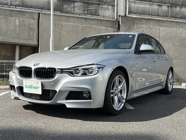 ＢＭＷ ３３０ｅ Mスポーツ アイパフォーマンス 愛知県 2018(平30)年 3.5万km グレイシャーシルバー 純正ナビ/リアビューカメラ/アクティブクルーズコントロール/パークディスタンスコントロール/レーンディパーチャーウォーニング/運転席メモリ機能付き/前席パワーシート/前席シートヒーター/パドルシフト/パークトロニック/ダイナミックスタビリティコントロール/LEDヘッドライト/ビルトインETC/オートライト/フォグライト/スマートキー/プッシュスタート/ISOFIX/追突警告/充電ケーブル有/純正フロアマット/保証書/取扱説明書/スペアキー