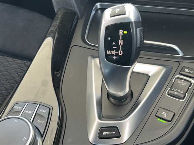 ＢＭＷ ３３０ｅ Mスポーツ アイパフォーマンス 愛知県 2018(平30)年 3.5万km グレイシャーシルバー 純正ナビ/リアビューカメラ/アクティブクルーズコントロール/パークディスタンスコントロール/レーンディパーチャーウォーニング/運転席メモリ機能付き/前席パワーシート/前席シートヒーター/パドルシフト/パークトロニック/ダイナミックスタビリティコントロール/LEDヘッドライト/ビルトインETC/オートライト/フォグライト/スマートキー/プッシュスタート/ISOFIX/追突警告/充電ケーブル有/純正フロアマット/保証書/取扱説明書/スペアキー