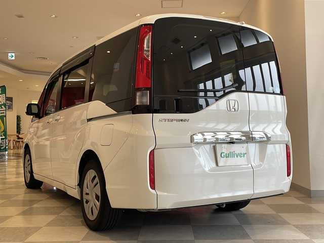 ホンダ ステップワゴン G 福井県 2016(平28)年 8万km ホワイトオーキッドパール 純正9インチナビ/フルセグTV/バックカメラ/フリップダウンモニター/クルーズコントロール/ETC/前後ドライブレコーダー/両側パワースライドドア/オートライト/HIDヘッドライト/社外AW付スタッドレスタイヤ車載/プッシュスタート/スマートキー×2/ステアリングスイッチ/純正フロアマット