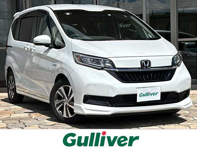 ホンダ フリード ハイブリット G ホンダセンシング 静岡県 2020(令2)年 5.5万km プラチナホワイトパール 【安全装備】/ホンダセンシング/アダプティブ・クルーズ・コントロール（ACC）/・作動車速域：約30km/hから100km/h間/車線維持支援システム（LKAS）/・作動車速：約65km/hから100km/h間/・ステアリング制御/衝突軽減ブレーキ（CMBS）/・歩行者検知機能/・作動車速：約80km/h未満時/・対向車車速：約30km/hから80km/h時/誤発進抑制機能（前進）/・ミリ波レーダー検知：作動車速10km/h未満/歩行者事故低減ステアリング/・作動車速10km/hから40km/h間/路外逸脱抑制機能/・作動車速：約60km/hから100km/h間/先行車発進お知らせ機能/標識認識機能/【主要装備】/９インチプレミアムインターナビ　/バックカメラ　/スマートキー　/ＥＴＣ　/ハーフレザーシート　/シートヒーター　/両側パワースライドドア　/純正１５インチアルミホイール　/ＬＥＤアクティブコーナリングライト