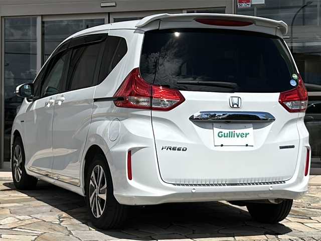 ホンダ フリード ハイブリット G ホンダセンシング 静岡県 2020(令2)年 5.5万km プラチナホワイトパール 【安全装備】/ホンダセンシング/アダプティブ・クルーズ・コントロール（ACC）/・作動車速域：約30km/hから100km/h間/車線維持支援システム（LKAS）/・作動車速：約65km/hから100km/h間/・ステアリング制御/衝突軽減ブレーキ（CMBS）/・歩行者検知機能/・作動車速：約80km/h未満時/・対向車車速：約30km/hから80km/h時/誤発進抑制機能（前進）/・ミリ波レーダー検知：作動車速10km/h未満/歩行者事故低減ステアリング/・作動車速10km/hから40km/h間/路外逸脱抑制機能/・作動車速：約60km/hから100km/h間/先行車発進お知らせ機能/標識認識機能/【主要装備】/９インチプレミアムインターナビ　/バックカメラ　/スマートキー　/ＥＴＣ　/ハーフレザーシート　/シートヒーター　/両側パワースライドドア　/純正１５インチアルミホイール　/ＬＥＤアクティブコーナリングライト