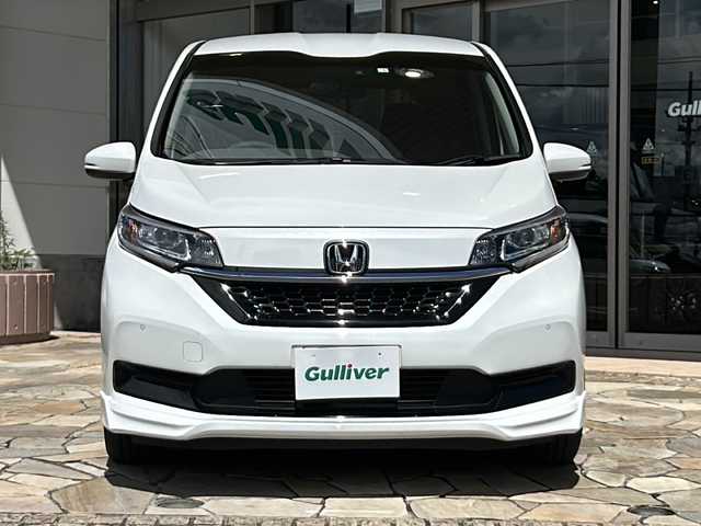 ホンダ フリード ハイブリット G ホンダセンシング 静岡県 2020(令2)年 5.5万km プラチナホワイトパール 【安全装備】/ホンダセンシング/アダプティブ・クルーズ・コントロール（ACC）/・作動車速域：約30km/hから100km/h間/車線維持支援システム（LKAS）/・作動車速：約65km/hから100km/h間/・ステアリング制御/衝突軽減ブレーキ（CMBS）/・歩行者検知機能/・作動車速：約80km/h未満時/・対向車車速：約30km/hから80km/h時/誤発進抑制機能（前進）/・ミリ波レーダー検知：作動車速10km/h未満/歩行者事故低減ステアリング/・作動車速10km/hから40km/h間/路外逸脱抑制機能/・作動車速：約60km/hから100km/h間/先行車発進お知らせ機能/標識認識機能/【主要装備】/９インチプレミアムインターナビ　/バックカメラ　/スマートキー　/ＥＴＣ　/ハーフレザーシート　/シートヒーター　/両側パワースライドドア　/純正１５インチアルミホイール　/ＬＥＤアクティブコーナリングライト