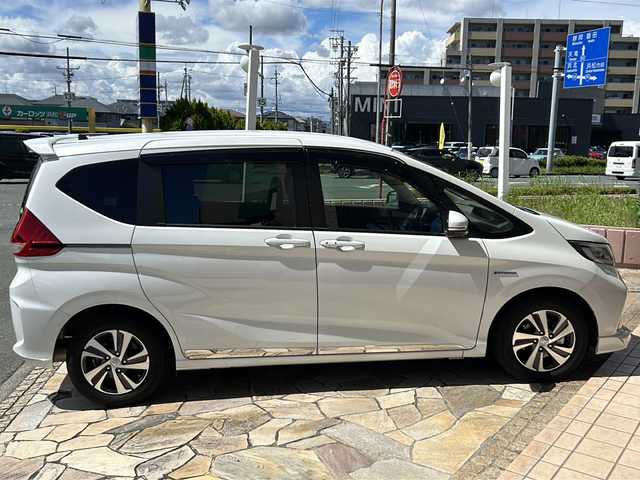 ホンダ フリード ハイブリット G ホンダセンシング 静岡県 2020(令2)年 5.5万km プラチナホワイトパール 【安全装備】/ホンダセンシング/アダプティブ・クルーズ・コントロール（ACC）/・作動車速域：約30km/hから100km/h間/車線維持支援システム（LKAS）/・作動車速：約65km/hから100km/h間/・ステアリング制御/衝突軽減ブレーキ（CMBS）/・歩行者検知機能/・作動車速：約80km/h未満時/・対向車車速：約30km/hから80km/h時/誤発進抑制機能（前進）/・ミリ波レーダー検知：作動車速10km/h未満/歩行者事故低減ステアリング/・作動車速10km/hから40km/h間/路外逸脱抑制機能/・作動車速：約60km/hから100km/h間/先行車発進お知らせ機能/標識認識機能/【主要装備】/９インチプレミアムインターナビ　/バックカメラ　/スマートキー　/ＥＴＣ　/ハーフレザーシート　/シートヒーター　/両側パワースライドドア　/純正１５インチアルミホイール　/ＬＥＤアクティブコーナリングライト