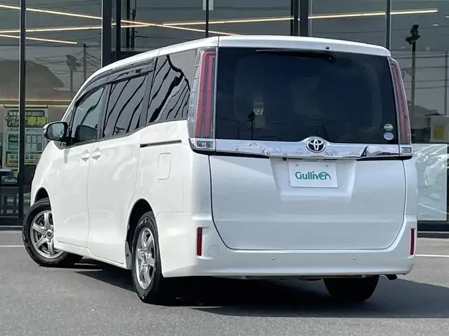 トヨタ ノア X 茨城県 2019(令1)年 4.7万km ホワイトパールクリスタルシャイン 純正ナビ/【AM・FM・TV・BT・SD・ＣＤ・ＤＶＤ】/Bカメラ/クルコン/前方ドラレコ/ステリモ/MTモード付AT/アイドリングストップ/両側パワスラ/オートライト/オートハイビーム/LEDライト/横滑り防止装置/レーンキープアシスト/衝突被害軽減システム/社外アルミホイール/電格ミラー/ウインカーミラー/ドアバイザー