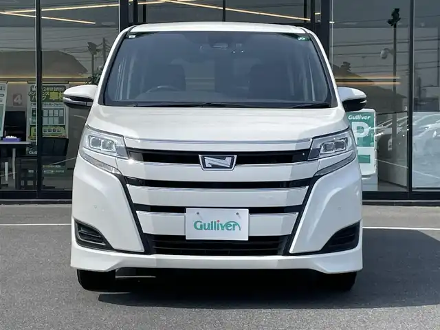 トヨタ ノア X 茨城県 2019(令1)年 4.7万km ホワイトパールクリスタルシャイン 純正ナビ/【AM・FM・TV・BT・SD・ＣＤ・ＤＶＤ】/Bカメラ/クルコン/前方ドラレコ/ステリモ/MTモード付AT/アイドリングストップ/両側パワスラ/オートライト/オートハイビーム/LEDライト/横滑り防止装置/レーンキープアシスト/衝突被害軽減システム/社外アルミホイール/電格ミラー/ウインカーミラー/ドアバイザー