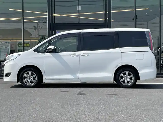 トヨタ ノア X 茨城県 2019(令1)年 4.7万km ホワイトパールクリスタルシャイン 純正ナビ/【AM・FM・TV・BT・SD・ＣＤ・ＤＶＤ】/Bカメラ/クルコン/前方ドラレコ/ステリモ/MTモード付AT/アイドリングストップ/両側パワスラ/オートライト/オートハイビーム/LEDライト/横滑り防止装置/レーンキープアシスト/衝突被害軽減システム/社外アルミホイール/電格ミラー/ウインカーミラー/ドアバイザー