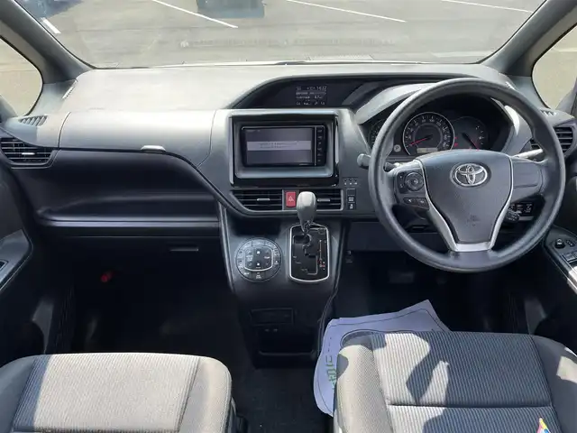 トヨタ ノア X 茨城県 2019(令1)年 4.7万km ホワイトパールクリスタルシャイン 純正ナビ/【AM・FM・TV・BT・SD・ＣＤ・ＤＶＤ】/Bカメラ/クルコン/前方ドラレコ/ステリモ/MTモード付AT/アイドリングストップ/両側パワスラ/オートライト/オートハイビーム/LEDライト/横滑り防止装置/レーンキープアシスト/衝突被害軽減システム/社外アルミホイール/電格ミラー/ウインカーミラー/ドアバイザー