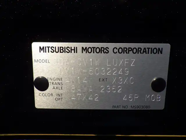 三菱 デリカＤ：５ シャモニー 千葉県 2025(令7)年 0.1千km 黒Ⅱ CHAMONIX (8人)　4WD　e-Assist/オリジナルナビ取付パッケージ＋リアモニター取付パッケージ(25/300)　ステップレス　（8人）/e-Assist/・衝突被害軽減ブレーキシステム（FCM）/・車線逸脱警報システム（LDW）/・誤発進抑制機能（前進＆後退時）（UMS）/・レーダークルーズコントロールシステム（ACC）/・オートマチックハイビーム[AHB]/エレクトリックテールゲート/両側パワースライドドア/運転席パワーシート/ハーフレザーシート/前席シートヒーター/革巻きステアリング/ステアリングスイッチ/パドルシフト/純正18インチアルミホイル/サイド/カーテンエアバッグ/キーレスオペレーションシステム
