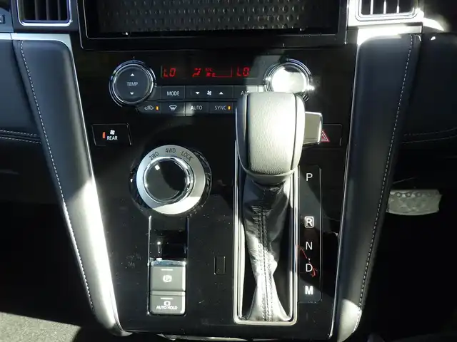 三菱 デリカＤ：５ シャモニー 千葉県 2025(令7)年 0.1千km 黒Ⅱ CHAMONIX (8人)　4WD　e-Assist/オリジナルナビ取付パッケージ＋リアモニター取付パッケージ(25/300)　ステップレス　（8人）/e-Assist/・衝突被害軽減ブレーキシステム（FCM）/・車線逸脱警報システム（LDW）/・誤発進抑制機能（前進＆後退時）（UMS）/・レーダークルーズコントロールシステム（ACC）/・オートマチックハイビーム[AHB]/エレクトリックテールゲート/両側パワースライドドア/運転席パワーシート/ハーフレザーシート/前席シートヒーター/革巻きステアリング/ステアリングスイッチ/パドルシフト/純正18インチアルミホイル/サイド/カーテンエアバッグ/キーレスオペレーションシステム