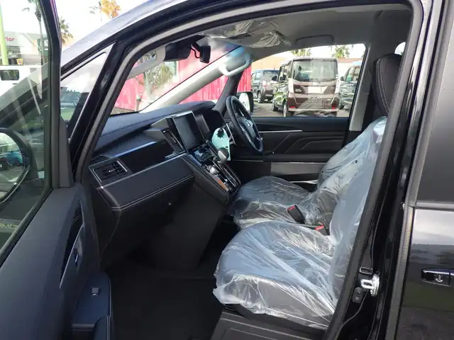 三菱 デリカＤ：５ シャモニー 千葉県 2025(令7)年 0.1千km 黒Ⅱ CHAMONIX (8人)　4WD　e-Assist/オリジナルナビ取付パッケージ＋リアモニター取付パッケージ(25/300)　ステップレス　（8人）/e-Assist/・衝突被害軽減ブレーキシステム（FCM）/・車線逸脱警報システム（LDW）/・誤発進抑制機能（前進＆後退時）（UMS）/・レーダークルーズコントロールシステム（ACC）/・オートマチックハイビーム[AHB]/エレクトリックテールゲート/両側パワースライドドア/運転席パワーシート/ハーフレザーシート/前席シートヒーター/革巻きステアリング/ステアリングスイッチ/パドルシフト/純正18インチアルミホイル/サイド/カーテンエアバッグ/キーレスオペレーションシステム