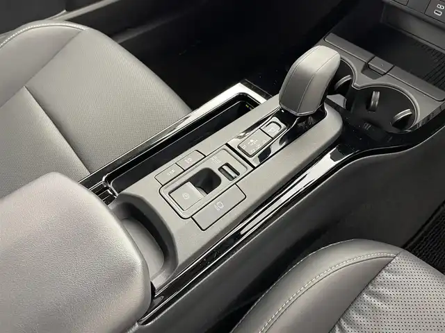 トヨタ プリウス Z 愛知県 2023(令5)年 0.2万km プラチナホワイトパールマイカ 純正１２．３インチディスプレイオーディオ/ナビ　Bluetooth フルセグTV Miracast USB/アラウンドビューモニター/トヨタセーフティーセンス　/アダプティブクルーズコントロール　/パワーバックドア　/レーントレーシングアシスト/ステアリングヒーター/ロードサインアシスト/オービスレーダー/置くだけ充電/前席シートヒーター　/前席シートベンチレーター　/アドバンスドパーク