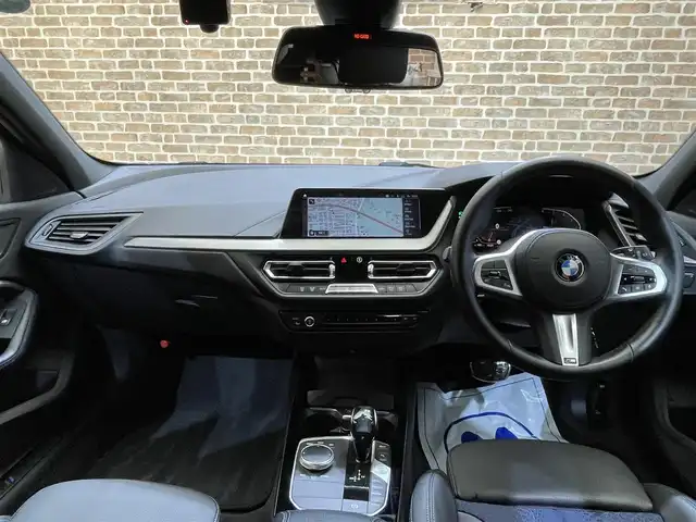 ＢＭＷ １１８ｄ Mスポーツ EDジョイ+ 岩手県 2020(令2)年 3.7万km ミネラルグレー ディーゼルターボ/8速AT/衝突回避・被害軽減ブレーキ/レーンアシスト/パーキングアシスト/コーナーセンサー/ダイナミックスタビリティアシスト/ダイナミックトラクションコントロール/可変スピードリミッター/クロストラフィックウォーニング/ワイヤレスチャージング/運転席メモリ機能付きパワーシート/10.25インチナビ/バックカメラ/ドライブレコーダー/ETC/LEDヘッドライト/フロント・リヤフォグランプ/純正18インチアルミホイール