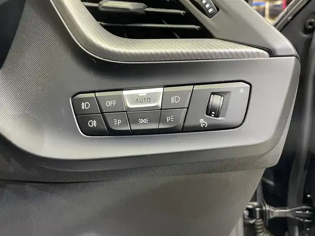 ＢＭＷ １１８ｄ Mスポーツ EDジョイ+ 岩手県 2020(令2)年 3.7万km ミネラルグレー ディーゼルターボ/8速AT/衝突回避・被害軽減ブレーキ/レーンアシスト/パーキングアシスト/コーナーセンサー/ダイナミックスタビリティアシスト/ダイナミックトラクションコントロール/可変スピードリミッター/クロストラフィックウォーニング/ワイヤレスチャージング/運転席メモリ機能付きパワーシート/10.25インチナビ/バックカメラ/ドライブレコーダー/ETC/LEDヘッドライト/フロント・リヤフォグランプ/純正18インチアルミホイール