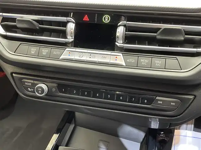 ＢＭＷ １１８ｄ Mスポーツ EDジョイ+ 岩手県 2020(令2)年 3.7万km ミネラルグレー ディーゼルターボ/8速AT/衝突回避・被害軽減ブレーキ/レーンアシスト/パーキングアシスト/コーナーセンサー/ダイナミックスタビリティアシスト/ダイナミックトラクションコントロール/可変スピードリミッター/クロストラフィックウォーニング/ワイヤレスチャージング/運転席メモリ機能付きパワーシート/10.25インチナビ/バックカメラ/ドライブレコーダー/ETC/LEDヘッドライト/フロント・リヤフォグランプ/純正18インチアルミホイール