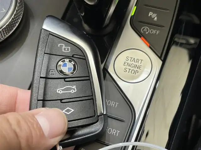 ＢＭＷ １１８ｄ Mスポーツ EDジョイ+ 岩手県 2020(令2)年 3.7万km ミネラルグレー ディーゼルターボ/8速AT/衝突回避・被害軽減ブレーキ/レーンアシスト/パーキングアシスト/コーナーセンサー/ダイナミックスタビリティアシスト/ダイナミックトラクションコントロール/可変スピードリミッター/クロストラフィックウォーニング/ワイヤレスチャージング/運転席メモリ機能付きパワーシート/10.25インチナビ/バックカメラ/ドライブレコーダー/ETC/LEDヘッドライト/フロント・リヤフォグランプ/純正18インチアルミホイール