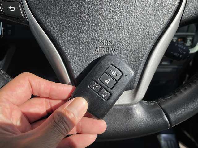 トヨタ ヴォクシー ZS 煌Ⅱ 福岡県 2019(令1)年 8万km ブラック アルパインナビ・TV/フルセグ/DVD再生OK/Bluetooth接続/ETC/LEDヘッドライト/フォグ/オートライト/両側電動スライドドア/純正フロアマット/バックカメラ/社外18インチAW/USB・HDM端子/ドライブレコーダー/コーナーセンサー/電格ミラー/ミラーウィンカー/オートエアコン/Bドアイージークローザー