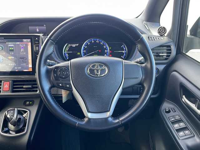 トヨタ ヴォクシー ハイブリッド ZS 三重県 2016(平28)年 13.5万km ブラック ALPINE10型ナビ/ALPINE12.8型フリップダウンモニター/バックカメラ/フルセグTV/前後ドラレコ/ETC/HDMI/USB入力/ステアリングスイッチ/レーンキープアシスト/衝突被害軽減システム/LEDヘッドライト/オートハイビーム/リアサンシェード/オートリトラミラー