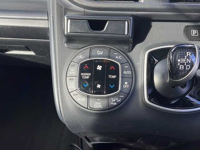 トヨタ ヴォクシー ハイブリッド ZS 三重県 2016(平28)年 13.5万km ブラック ALPINE10型ナビ/ALPINE12.8型フリップダウンモニター/バックカメラ/フルセグTV/前後ドラレコ/ETC/HDMI/USB入力/ステアリングスイッチ/レーンキープアシスト/衝突被害軽減システム/LEDヘッドライト/オートハイビーム/リアサンシェード/オートリトラミラー