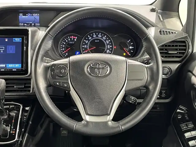 トヨタ ノア Si ダブルバイビー 愛知県 2017(平29)年 4.4万km ホワイトパールクリスタルシャイン 純正9型SDナビ(フルセグTV/CD/DVD/)/バックモニター/トヨタセーフティセンス/　　-プリクラッシュセーフティー/　　-レーンディパーチャーアラート/　　-オートマチックハイビーム/純正フリップダウンモニター/ドライブレコーダー/オートクルーズコントロール/両側パワースライドドア/ビルトインETC/純正LEDヘッドライト/フォグランプ/USBポート/ハーフレザーシート