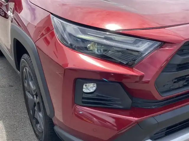 トヨタ ＲＡＶ４ アドベンチャー 静岡県 2022(令4)年 4.5万km センシュアルレッドマイカ 4WD/純正9型ディスプレイオーディオ/・Bluetooth/AM/FM/・AppleCarPlay/AndroidAuto対応/ハンズフリーパワーバックドア/バックカメラ/ビルトインETC/純正ドライブレコーダー/レーダークルーズコントロール/セーフティセンス/・プリクラッシュセーフティ/・レーントレーシングアシストポート/・オートマチックハイビーム/・ロードサインアシスト/ブラインドスポットモニター/LEDヘッドランプ/本革巻きステアリング/ステアリングヒーター/合皮スポーティシート/前席快適温熱シート/運転席シートポジションメモリー/純正19インチアルミホイール/ヴェルバスポルトII18インチAWスタッドレス積込/スマートエントリー/スタートシステム/禁煙車