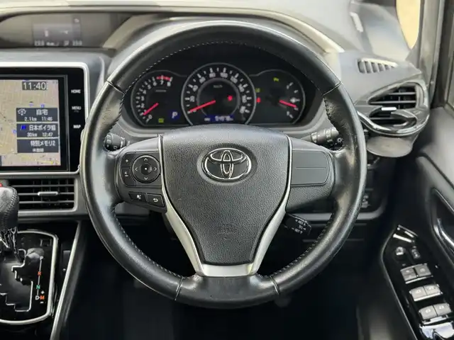 トヨタ ヴォクシー ZS 煌Ⅱ 三重県 2019(令1)年 5.5万km イナズマスパーキングブラックガラスフレーク トヨタセーフティーセンス/純正10インチナビ【NSZN-Z68T】/・地デジTV/・DVD/CD/・Bluetooth/バックカメラ/ステアリングリモコン/両側パワースライドドア/クルーズコントロール/アイドリングストップ/LEDヘッドライト/LEDフォグライト/オートライト/コーナーセンサー/純正16インチアルミホイール/ビルトインETC/スマートキー×2