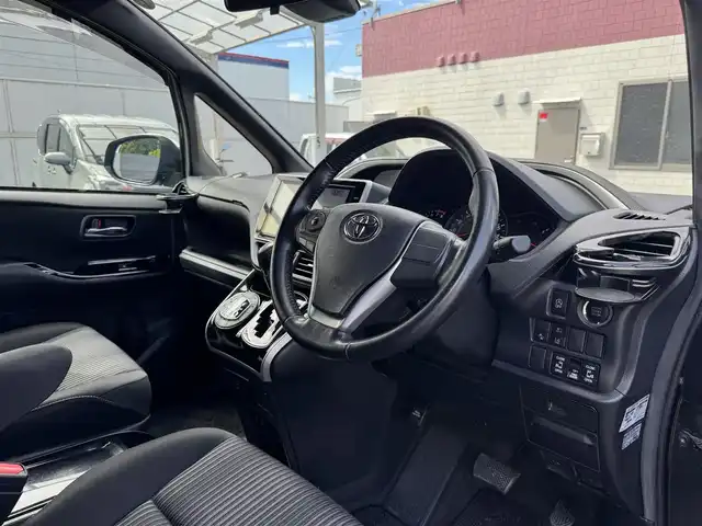 トヨタ ヴォクシー ZS 煌Ⅱ 三重県 2019(令1)年 5.5万km イナズマスパーキングブラックガラスフレーク トヨタセーフティーセンス/純正10インチナビ【NSZN-Z68T】/・地デジTV/・DVD/CD/・Bluetooth/バックカメラ/ステアリングリモコン/両側パワースライドドア/クルーズコントロール/アイドリングストップ/LEDヘッドライト/LEDフォグライト/オートライト/コーナーセンサー/純正16インチアルミホイール/ビルトインETC/スマートキー×2