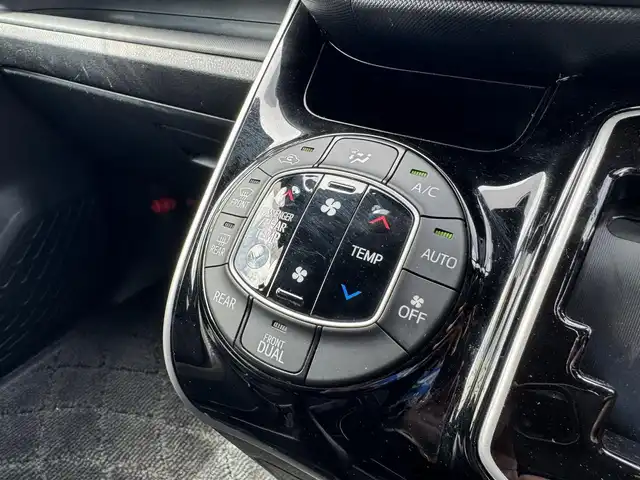トヨタ ヴォクシー ZS 煌Ⅱ 三重県 2019(令1)年 5.5万km イナズマスパーキングブラックガラスフレーク トヨタセーフティーセンス/純正10インチナビ【NSZN-Z68T】/・地デジTV/・DVD/CD/・Bluetooth/バックカメラ/ステアリングリモコン/両側パワースライドドア/クルーズコントロール/アイドリングストップ/LEDヘッドライト/LEDフォグライト/オートライト/コーナーセンサー/純正16インチアルミホイール/ビルトインETC/スマートキー×2