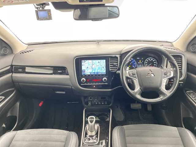 三菱 アウトランダー ＰＨＥＶ G プラスパッケージ 愛知県 2020(令2)年 4.2万km シルキーホワイト 衝突被害軽減ブレーキ/純正8インチディスプレイオーディオナビ（あり）/全方位カメラ/レーダークルーズコントロール/シートヒーター/フルセグTV/Bluetooth/バックカメラ/電動リアゲート/コーナーセンサー/アルミホイール/ブラインドスポットモニター/4WD/LEDヘッドライト/パドルシフト/ステアリングヒーター/ドライブレコーダー/ETC/ステアリングスイッチ/スマートキー/プッシュスタート