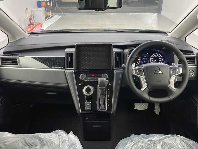 三菱 デリカＤ：５ シャモニー 大阪府 2025(令7)年 0.1千km 黒 登録済み未使用車/バックカメラ(全方位)/100V電源/クルーズコントロール(追従走行あり)/ブラインドスポットモニター/パドルシフト/オートライト/オートマチックハイビーム/衝突軽減システム/横滑り防止システム/ステアリングヒーター/パワーシート(運転席)/パワーバックドア/両側パワースライドドア/スマートキー/純正18インチAW/保証書/取扱説明書