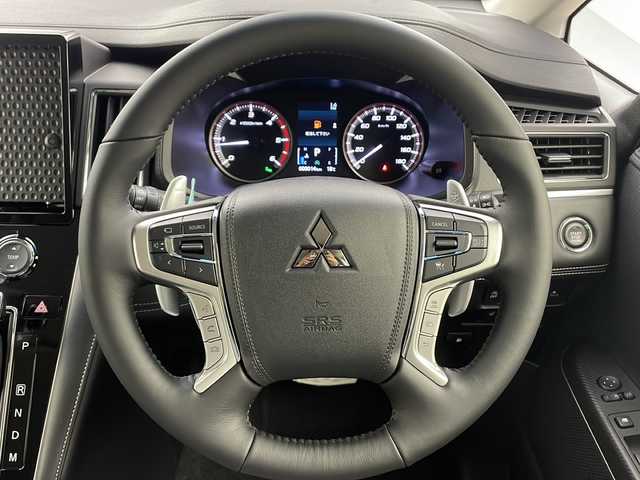 三菱 デリカＤ：５ シャモニー 大阪府 2025(令7)年 0.1千km 黒 登録済み未使用車/バックカメラ(全方位)/100V電源/クルーズコントロール(追従走行あり)/ブラインドスポットモニター/パドルシフト/オートライト/オートマチックハイビーム/衝突軽減システム/横滑り防止システム/ステアリングヒーター/パワーシート(運転席)/パワーバックドア/両側パワースライドドア/スマートキー/純正18インチAW/保証書/取扱説明書