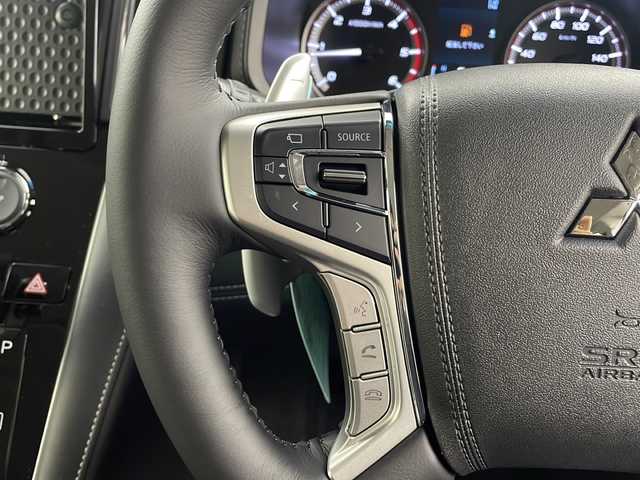 三菱 デリカＤ：５ シャモニー 大阪府 2025(令7)年 0.1千km 黒 登録済み未使用車/バックカメラ(全方位)/100V電源/クルーズコントロール(追従走行あり)/ブラインドスポットモニター/パドルシフト/オートライト/オートマチックハイビーム/衝突軽減システム/横滑り防止システム/ステアリングヒーター/パワーシート(運転席)/パワーバックドア/両側パワースライドドア/スマートキー/純正18インチAW/保証書/取扱説明書